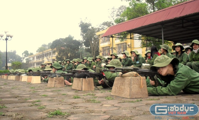 ...những chiến sĩ phải luyện tập bắn súng. ...những chiến sĩ phải luyện tập bắn súng.
