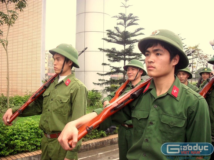 Cách vác súng cũng thể hiện nét oai phong, hùng dũng khi bước đi. Cách vác súng cũng thể hiện nét oai phong, hùng dũng khi bước đi.