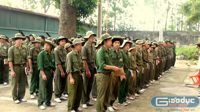 Trước khi ra thao trường, các học viên phải tập hợp đội hình, điểm danh, kiểm tra trang phục... Trước khi ra thao trường, các học viên phải tập hợp đội hình, điểm danh, kiểm tra trang phục...