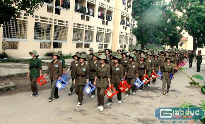 ...sau đó di chuyển theo hàng ngũ trật tự. ...sau đó di chuyển theo hàng ngũ trật tự.