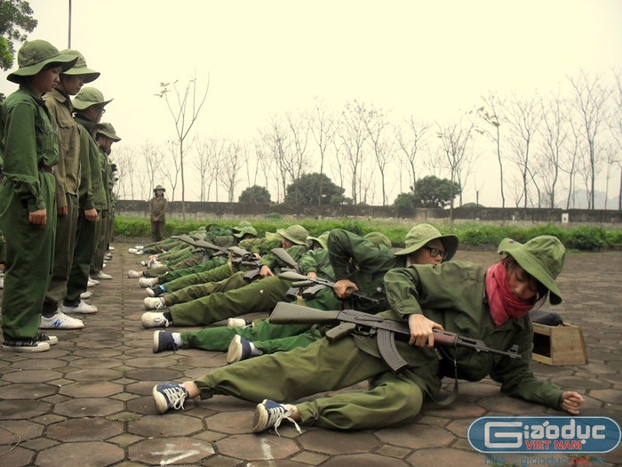 Mỗi quân nhân đều phải rèn luyện thuần thục từng động tác trong bắn súng. Mỗi quân nhân đều phải rèn luyện thuần thục từng động tác trong bắn súng.