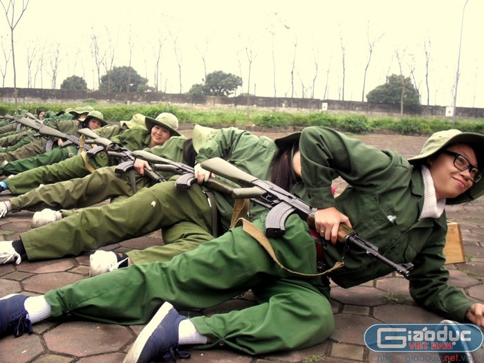 Khác hẳn sự duyên dáng trong những bộ váy thướt tha, các sinh viên này dứt khoát trong từng động tác lăn – lê – bò – soài, từ đó rèn luyện tác phong quân đội. Khác hẳn sự duyên dáng trong những bộ váy thướt tha, các sinh viên này dứt khoát trong từng động tác lăn – lê – bò – soài, từ đó rèn luyện tác phong quân đội.