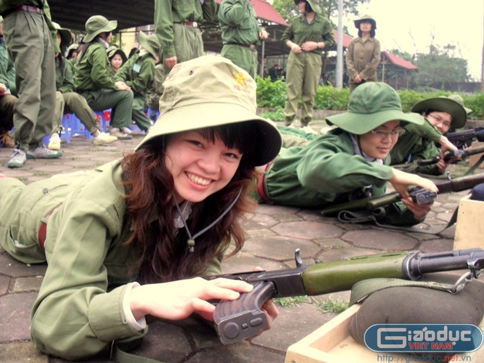 Và nở nụ cười tươi rói trên môi. Và nở nụ cười tươi rói trên môi.