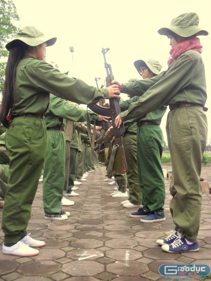 Thật nghiêm trang khi trao súng cho những người tiếp theo. Thật nghiêm trang khi trao súng cho những người tiếp theo.