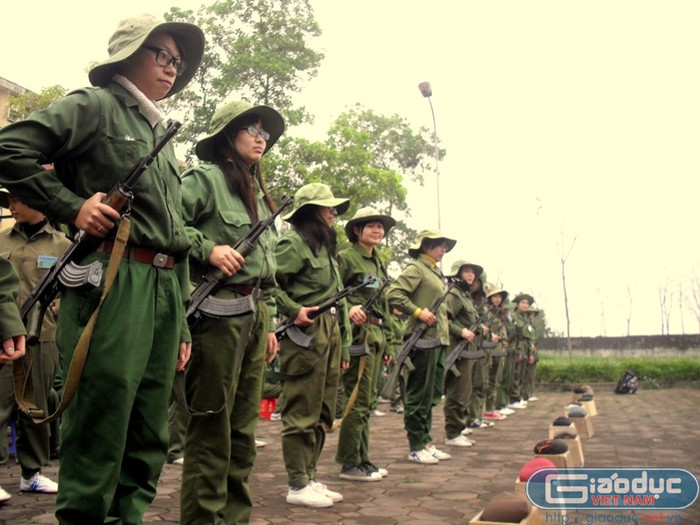 Trong bộ quân phục màu xanh lá khỏe khoắn, những nữ sinh viên đang theo học bộ môn giáo dục quốc phòng tại Trung tâm Giáo dục Quốc phòng Hà Nội 1 – trường ĐH Sư phạm Thể dục Thể thao Hà Nội giống như các chị thanh niên xung phong trong cuộc kháng chiến chống Mỹ cứu nước. Trong bộ quân phục màu xanh lá khỏe khoắn, những nữ sinh viên đang theo học bộ môn giáo dục quốc phòng tại Trung tâm Giáo dục Quốc phòng Hà Nội 1 – trường ĐH Sư phạm Thể dục Thể thao Hà Nội giống như các chị thanh niên xung phong trong cuộc kháng chiến chống Mỹ cứu nước.