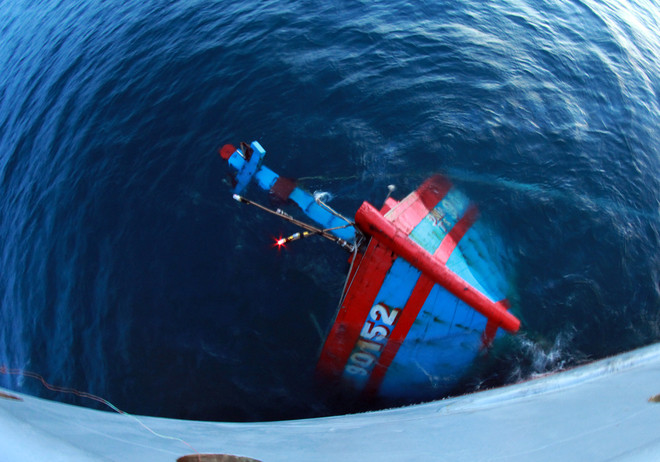 16h ngày 26/5, tàu cá ĐNa 90152 TS do thuyền trưởng Đặng Văn Nhân cầm lái, đang đánh bắt ở vùng biển Hoàng Sa thì bất ngờ bị tàu cá Trung Quốc hung hãn đâm chìm ở vị trí cách giàn khoan Hải Dương-981 mà nước này hạ đặt trái phép 17 hải lý. Mười ngư dân may mắn thoát chết. Chiếc tàu bị chìm theo phương thẳng đứng, mất 4 ngày tàu cứu hộ, kiểm ngư Việt Nam mới lai dắt về đến vịnh Đà Nẵng. (ảnh: VBEXPRESS) 16h ngày 26/5, tàu cá ĐNa 90152 TS do thuyền trưởng Đặng Văn Nhân cầm lái, đang đánh bắt ở vùng biển Hoàng Sa thì bất ngờ bị tàu cá Trung Quốc hung hãn đâm chìm ở vị trí cách giàn khoan Hải Dương-981 mà nước này hạ đặt trái phép 17 hải lý. Mười ngư dân may mắn thoát chết. Chiếc tàu bị chìm theo phương thẳng đứng, mất 4 ngày tàu cứu hộ, kiểm ngư Việt Nam mới lai dắt về đến vịnh Đà Nẵng. (ảnh: VBEXPRESS)