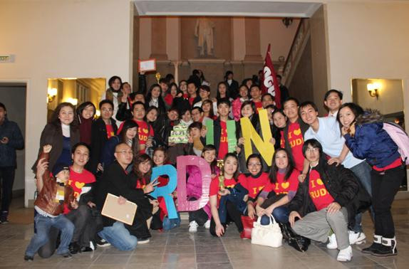 Niềm vui chiến thắng cùng phần thưởng bánh Ga tô từ Ban tổ chức cuộc thi. Niềm vui chiến thắng cùng phần thưởng bánh Ga tô từ Ban tổ chức cuộc thi.