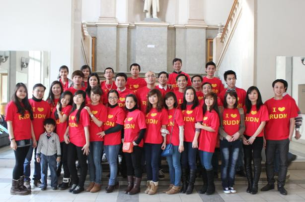 Cầu tình yêu – Nơi không thể không đến của các cặp tình nhân Nga trong ngày cưới Cầu tình yêu – Nơi không thể không đến của các cặp tình nhân Nga trong ngày cưới