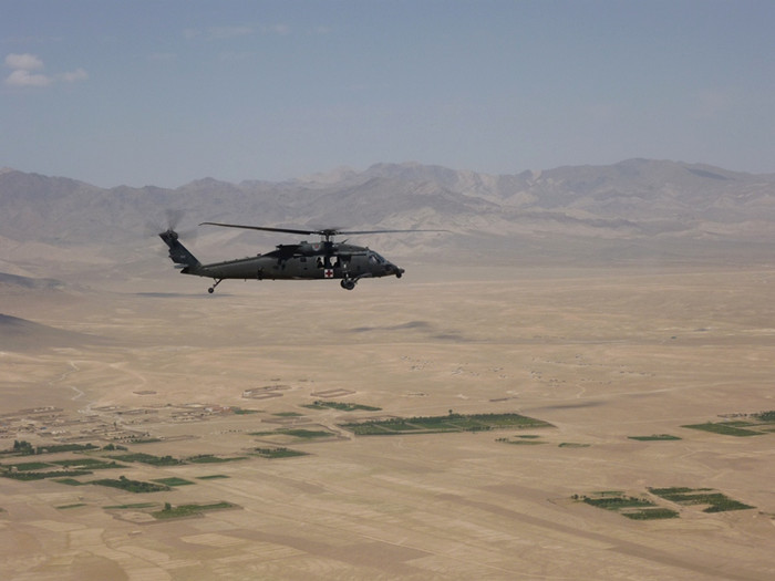 Lính Ba Lan huấn luyện di tản khẩn cấp bằng trực thăng cùng lính Mỹ tại căn cứ ở Ghazni Lính Ba Lan huấn luyện di tản khẩn cấp bằng trực thăng cùng lính Mỹ tại căn cứ ở Ghazni