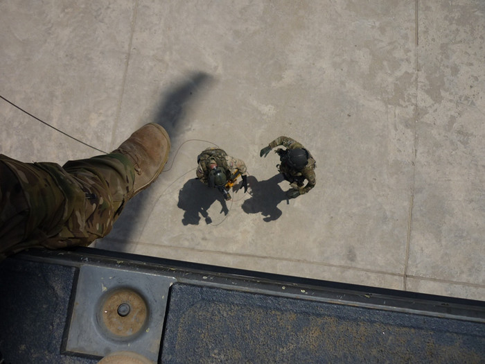 Lính Ba Lan huấn luyện di tản khẩn cấp bằng trực thăng cùng lính Mỹ tại căn cứ ở Ghazni Lính Ba Lan huấn luyện di tản khẩn cấp bằng trực thăng cùng lính Mỹ tại căn cứ ở Ghazni