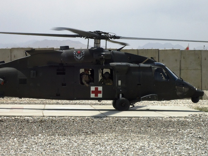 Lính Ba Lan huấn luyện di tản khẩn cấp bằng trực thăng cùng lính Mỹ tại căn cứ ở Ghazni Lính Ba Lan huấn luyện di tản khẩn cấp bằng trực thăng cùng lính Mỹ tại căn cứ ở Ghazni