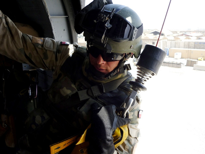 Lính Ba Lan huấn luyện di tản khẩn cấp bằng trực thăng cùng lính Mỹ tại căn cứ ở Ghazni Lính Ba Lan huấn luyện di tản khẩn cấp bằng trực thăng cùng lính Mỹ tại căn cứ ở Ghazni