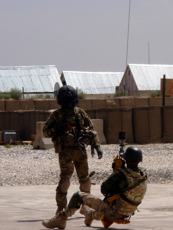 Lính Ba Lan huấn luyện di tản khẩn cấp bằng trực thăng cùng lính Mỹ tại căn cứ ở Ghazni Lính Ba Lan huấn luyện di tản khẩn cấp bằng trực thăng cùng lính Mỹ tại căn cứ ở Ghazni