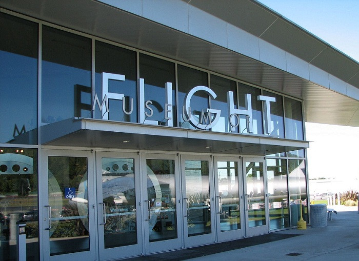 Bên ngoài cửa chính của tòa bảo tàng Museum of Flight