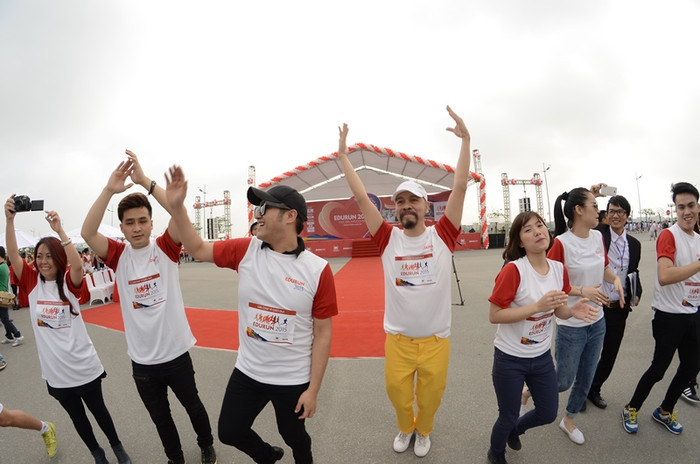 Với ý nghĩa tốt đẹp và nhân ái, dù mới tổ chức năm đầu tiên, Edurun 2015 đã nhận được sự ủng hộ của nhiều nghệ sĩ nổi tiếng như: MC Phan Anh, Ca sỹ Minh Quân, Nghệ sĩ Xuân Bắc, Ca sĩ Thùy Chi, Ca sỹ Dương Hoàng Yến, Nghệ sỹ Thành Trung,… đã tình nguyện trở thành Đại sứ của chương trình. Với ý nghĩa tốt đẹp và nhân ái, dù mới tổ chức năm đầu tiên, Edurun 2015 đã nhận được sự ủng hộ của nhiều nghệ sĩ nổi tiếng như: MC Phan Anh, Ca sỹ Minh Quân, Nghệ sĩ Xuân Bắc, Ca sĩ Thùy Chi, Ca sỹ Dương Hoàng Yến, Nghệ sỹ Thành Trung,… đã tình nguyện trở thành Đại sứ của chương trình.