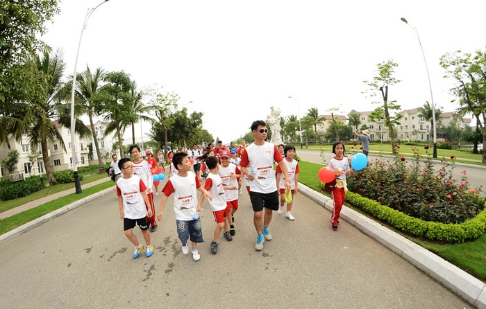 Nghệ sĩ hài Xuân Bắc cho biết anh rất hào hứng tham gia giải chạy Edurun bởi đây là hoạt động cụ thể có ý nghĩa đóng góp gây quỹ xây dựng lớp học cho trẻ em ở Chiềng Sơ. “Đây là Chương trình mới được tổ chức lần đầu nhưng đã có sự lan tỏa lớn với lượng người tham dự rất đông, góp phần gây quỹ để giúp đỡ những người khác kém may mắn hơn”. Nghệ sĩ hài Xuân Bắc cho biết anh rất hào hứng tham gia giải chạy Edurun bởi đây là hoạt động cụ thể có ý nghĩa đóng góp gây quỹ xây dựng lớp học cho trẻ em ở Chiềng Sơ. “Đây là Chương trình mới được tổ chức lần đầu nhưng đã có sự lan tỏa lớn với lượng người tham dự rất đông, góp phần gây quỹ để giúp đỡ những người khác kém may mắn hơn”.