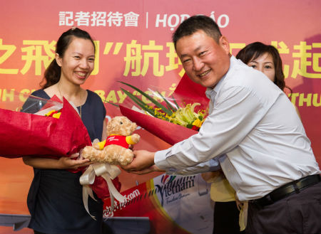 Hành khách Tăng Thủy Ngân trước khi lên máy bay. Hành khách Tăng Thủy Ngân trước khi lên máy bay.