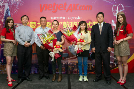 Những hành khách may mắn nhận được vé miễn phí trên chuyến bay "chắp cánh yêu thương" Những hành khách may mắn nhận được vé miễn phí trên chuyến bay "chắp cánh yêu thương"