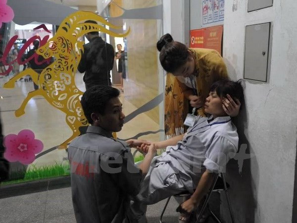 Nạn nhân bị ngộ độc đang được sơ cứu tại chỗ. (Ảnh: Minh Sơn/Vietnam+) Nạn nhân bị ngộ độc đang được sơ cứu tại chỗ. (Ảnh: Minh Sơn/Vietnam+)