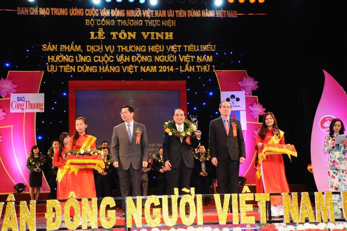 Lãnh đạo Habeco vinh dự nhận giải thưởng “Top 10 Doanh nghiệp tiêu biểu xuất sắc có tỷ lệ nội địa hóa cao” tại lễ Tôn vinh Sản phẩm, dịch vụ thương hiệu Việt tiêu biểu hưởng ứng cuộc vận động Người Việt Nam ưu tiên dùng hàng Việt Nam” năm 2014.
