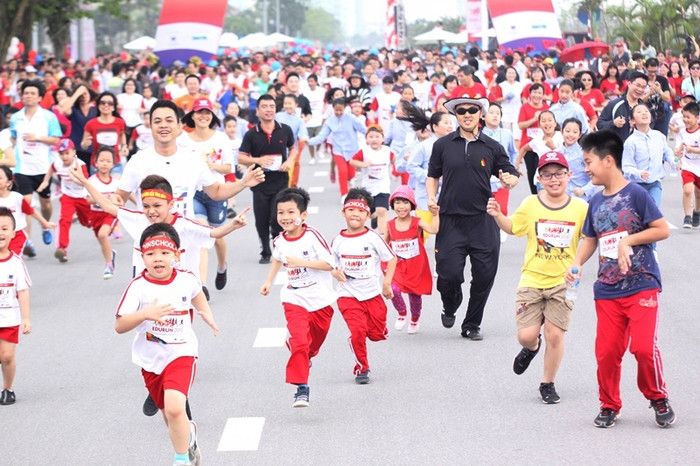 Edurun đã được tổ chức thành công bởi sự góp mặt của hơn 7.000 người ở mọi lứa tuổi, mọi thành phần (kể cả người nước ngoài), từ các bậc cha mẹ và đông đảo học sinh Vinschool. Nhiều em nhỏ chỉ mới 4-5 tuổi hay những cụ già cao niên cũng rất “sung”, góp phần giúp Edurun trở nên sôi động, hấp dẫn và đến được với nhiều người hơn. Edurun đã được tổ chức thành công bởi sự góp mặt của hơn 7.000 người ở mọi lứa tuổi, mọi thành phần (kể cả người nước ngoài), từ các bậc cha mẹ và đông đảo học sinh Vinschool. Nhiều em nhỏ chỉ mới 4-5 tuổi hay những cụ già cao niên cũng rất “sung”, góp phần giúp Edurun trở nên sôi động, hấp dẫn và đến được với nhiều người hơn.