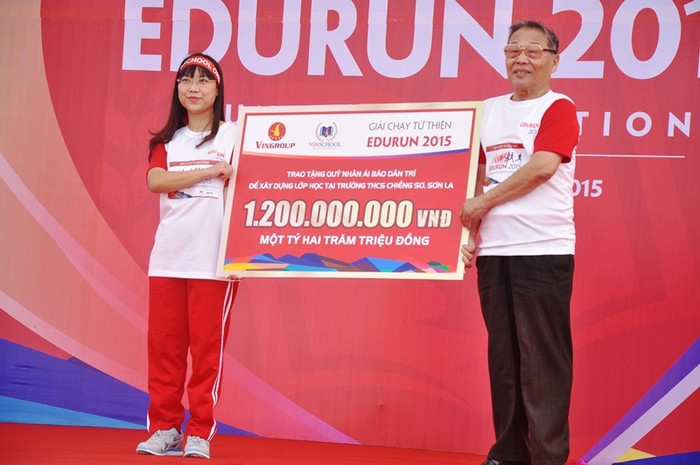 Bà Lê Mai Lan - Phó Chủ tịch Tập đoàn Vingroup, Chủ tịch Hệ thống giáo dục Vinschool chia sẻ: “Edurun 2015 hướng tới những giá trị sống cơ bản. Đó là ý thức về sức khỏe, tinh thần cộng đồng và trên hết là sự sẻ chia với những hoàn cảnh khó khăn hơn mình. Với ý nghĩa sâu sắc và mục tiêu rõ ràng…tuy mới tổ chức lần đầu, Edurun đã thu hút được sự tin tưởng của hàng ngàn người; quyên góp được hơn 700 triệu đồng. Cùng với sự tài trợ của Tập đoàn Vingroup, giải chạy Edurun 2015 huy động được tổng cộng 1,2 tỷ đồng để xây dựng phòng học cho học sinh trường THCS Chiềng Sơ". Bà Lê Mai Lan - Phó Chủ tịch Tập đoàn Vingroup, Chủ tịch Hệ thống giáo dục Vinschool chia sẻ: “Edurun 2015 hướng tới những giá trị sống cơ bản. Đó là ý thức về sức khỏe, tinh thần cộng đồng và trên hết là sự sẻ chia với những hoàn cảnh khó khăn hơn mình. Với ý nghĩa sâu sắc và mục tiêu rõ ràng…tuy mới tổ chức lần đầu, Edurun đã thu hút được sự tin tưởng của hàng ngàn người; quyên góp được hơn 700 triệu đồng. Cùng với sự tài trợ của Tập đoàn Vingroup, giải chạy Edurun 2015 huy động được tổng cộng 1,2 tỷ đồng để xây dựng phòng học cho học sinh trường THCS Chiềng Sơ".