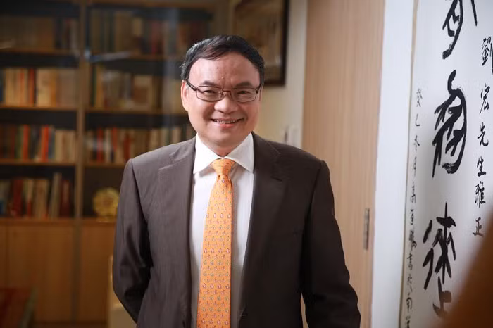 Liu Hong là Giáo sư Tan Kah Kee trong lĩnh vực Nghiên cứu châu Á, là Chủ tịch của Trường Khoa học Xã hội và Nhân văn và là Giám đốc Trung tâm Hành Chính Công tại Đại học Bách khoa Nanyang.