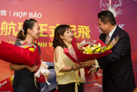 Hành khách Cao Yến Vi nhận quà từ đại diện hãng hàng không Vietjet Hành khách Cao Yến Vi nhận quà từ đại diện hãng hàng không Vietjet