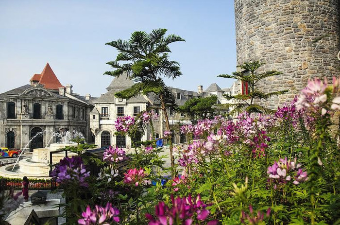 Từ lúc chỉ có vỏn vẹn 10 giống hoa bản địa, nay, Bà Nà đã có hàng trăm loài khác nhau. Bà Nà Hills có hệ thống vườn ươm rộng cả hecta, là nơi thử nghiệm các giống hoa mới và tiếp thêm sinh lực cho các loài hoa mới “nhập cư”.