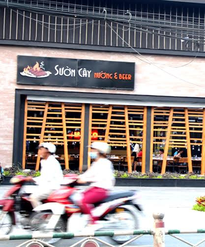 Biển hiệu Sườn Cây bị tố là nhái. Biển hiệu Sườn Cây bị tố là nhái.