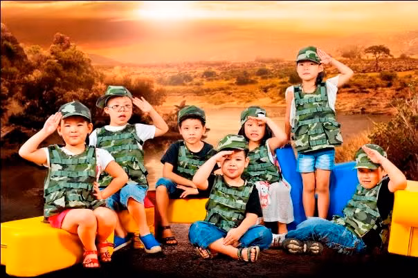 Các bạn nhỏ sẽ vào vai các chiến sĩ giải phóng quân, cùng đồng đội của mình thi đua vượt qua thử thách khi tham gia cuộc thi “Rung Chuông Vàng tại KizCiti, Vincom Mega Mall Royal City.