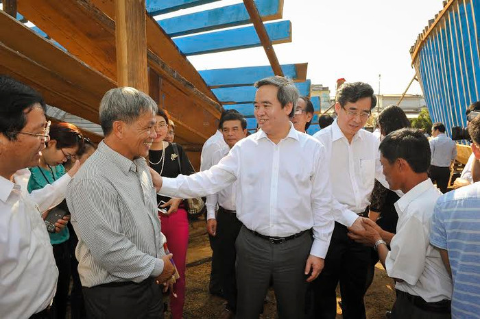 Thống đốc Nguyễn Văn Bình thăm hỏi, động viên ngư dân tỉnh Quảng Ngãi và khẳng định: “Ngành Ngân hàng sẽ đồng hành cùng bà con ngư dân”. Thống đốc Nguyễn Văn Bình thăm hỏi, động viên ngư dân tỉnh Quảng Ngãi và khẳng định: “Ngành Ngân hàng sẽ đồng hành cùng bà con ngư dân”.