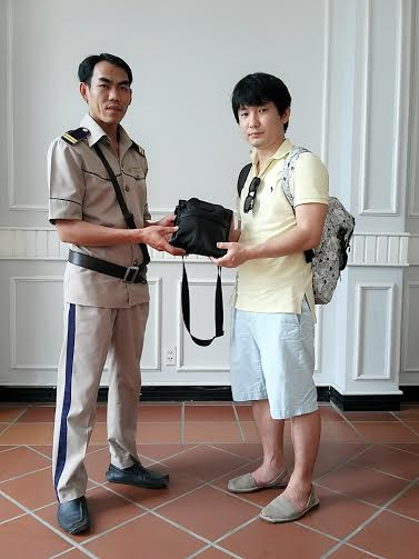 Anh Seongil Yang vô cùng bất ngờ và vui mừng khi nhận lại tài sản, giấy tờ thất lạc. Anh Seongil Yang vô cùng bất ngờ và vui mừng khi nhận lại tài sản, giấy tờ thất lạc.