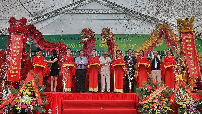 Cắt băng khai mạc Festival Sinh vật cảnh Thủ đô với quy mô lớn nhất từ trước đến nay tại Khu đô thị Sinh thái Vinhomes Riverside Long Biên - Hà Nội. Cắt băng khai mạc Festival Sinh vật cảnh Thủ đô với quy mô lớn nhất từ trước đến nay tại Khu đô thị Sinh thái Vinhomes Riverside Long Biên - Hà Nội.