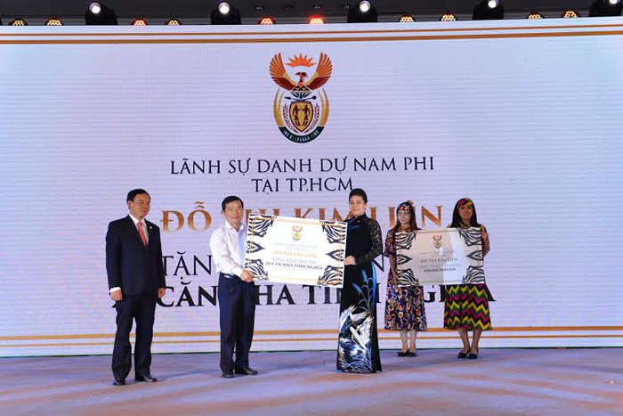 Lãnh Sự Nam Phi Đỗ Thị Kim Liên trao tặng 20 căn nhà tình nghĩa đến tinh Bến Tre va tặng 500 triệu đồng vào Quỹ vì người nghèo tại Tây Ninh. Lãnh Sự Nam Phi Đỗ Thị Kim Liên trao tặng 20 căn nhà tình nghĩa đến tinh Bến Tre va tặng 500 triệu đồng vào Quỹ vì người nghèo tại Tây Ninh.