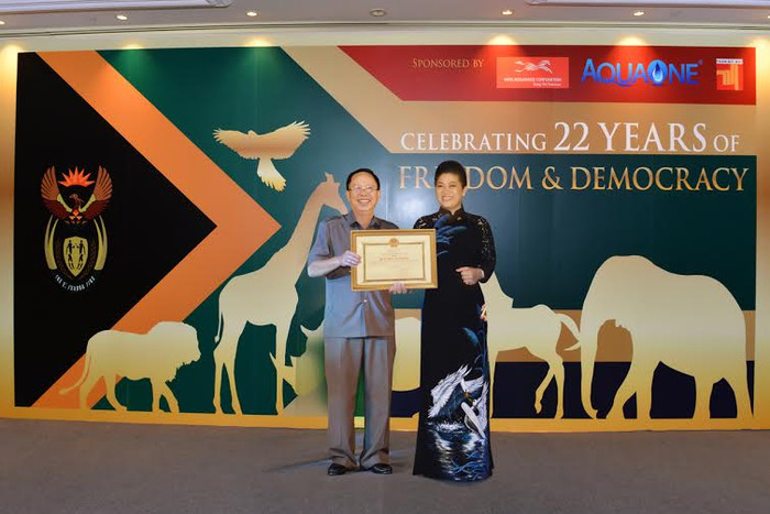 Ông Trần Công Chánh, Bí thư Tỉnh ủy tỉnh Hậu Giang trao bằng khen bà Đỗ Thị Kim Liên - Lãnh sự danh dự Nam phi tại TP.HCM vì đóng góp tích cực cho sự phát triển kinh tế - xã hội của tỉnh Hậu Giang. Ông Trần Công Chánh, Bí thư Tỉnh ủy tỉnh Hậu Giang trao bằng khen bà Đỗ Thị Kim Liên - Lãnh sự danh dự Nam phi tại TP.HCM vì đóng góp tích cực cho sự phát triển kinh tế - xã hội của tỉnh Hậu Giang.