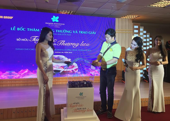 Lễ bốc thăm chương trình “Sở hữu tuyệt tác, rước quà thượng lưu” dành cho chủ sở hữu Condotel Premier Residences Phu Quoc Emerald Bay của Tập đoàn Sun Group. Lễ bốc thăm chương trình “Sở hữu tuyệt tác, rước quà thượng lưu” dành cho chủ sở hữu Condotel Premier Residences Phu Quoc Emerald Bay của Tập đoàn Sun Group.