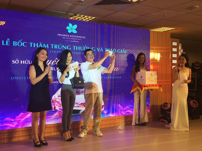 Cùng với việc tìm được chủ nhân của chiếc Mercedes C300, lễ bốc thăm còn có các giải thưởng khác bao gồm Macbook 13 inch và điện thoại iPhone 6S giành cho các khách hàng đến tham dự sự kiện. Cùng với việc tìm được chủ nhân của chiếc Mercedes C300, lễ bốc thăm còn có các giải thưởng khác bao gồm Macbook 13 inch và điện thoại iPhone 6S giành cho các khách hàng đến tham dự sự kiện.