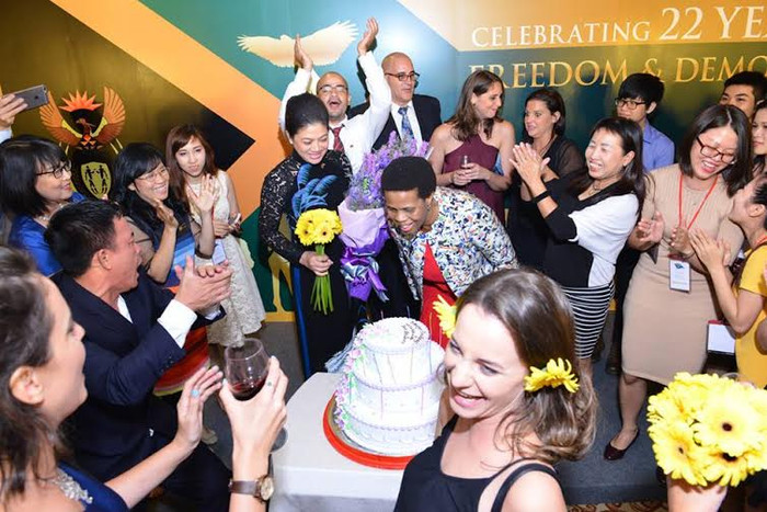 Tại Lễ kỷ niệm, bà Đỗ Thị Kim Liên - Lãnh sự danh dự Nam Phi bất ngờ được dông đảo sinh viên và công dân Nam Phi tham dự buổi lễ chúc mừng sinh nhật. Tại Lễ kỷ niệm, bà Đỗ Thị Kim Liên - Lãnh sự danh dự Nam Phi bất ngờ được dông đảo sinh viên và công dân Nam Phi tham dự buổi lễ chúc mừng sinh nhật.