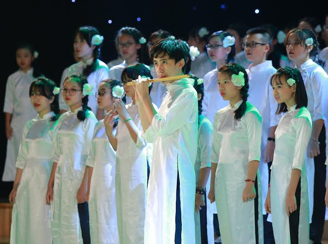 Ngoài biểu diễn hợp xướng, học sinh Trường PTLC Vinschool tự tin chơi các nhạc cụ dân tộc như đàn môi, sáo trúc tạo nên những âm thanh độc đáo mang âm hưởng quê hương. Ngoài biểu diễn hợp xướng, học sinh Trường PTLC Vinschool tự tin chơi các nhạc cụ dân tộc như đàn môi, sáo trúc tạo nên những âm thanh độc đáo mang âm hưởng quê hương.