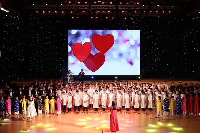 Giai điệu “Trái tim âm nhạc” - tác phẩm ca ngợi thế giới hòa bình nơi trẻ em sống trong tình yêu, nơi âm nhạc là cầu nối mọi khoảng cách, tuổi tác, ngôn ngữ đã khép lại một đêm giao lưu “ m nhạc không biên giới” đầy sắc màu, ý nghĩa và cảm xúc. Giai điệu “Trái tim âm nhạc” - tác phẩm ca ngợi thế giới hòa bình nơi trẻ em sống trong tình yêu, nơi âm nhạc là cầu nối mọi khoảng cách, tuổi tác, ngôn ngữ đã khép lại một đêm giao lưu “ m nhạc không biên giới” đầy sắc màu, ý nghĩa và cảm xúc.