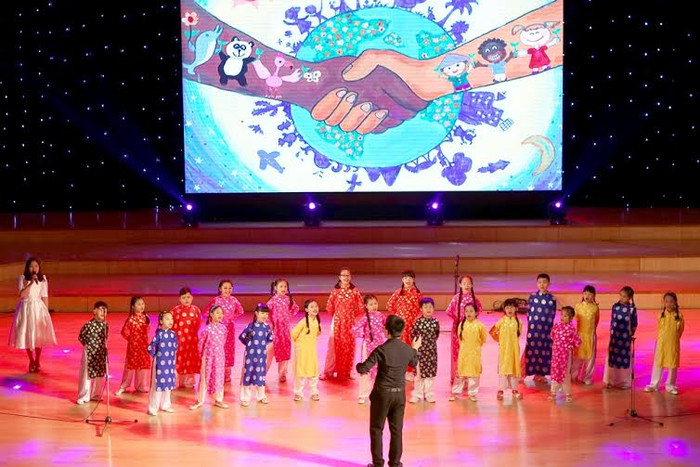 Dàn hợp xướng Vinschool One với các tác phẩm dân gian. Dàn hợp xướng Vinschool One với các tác phẩm dân gian.