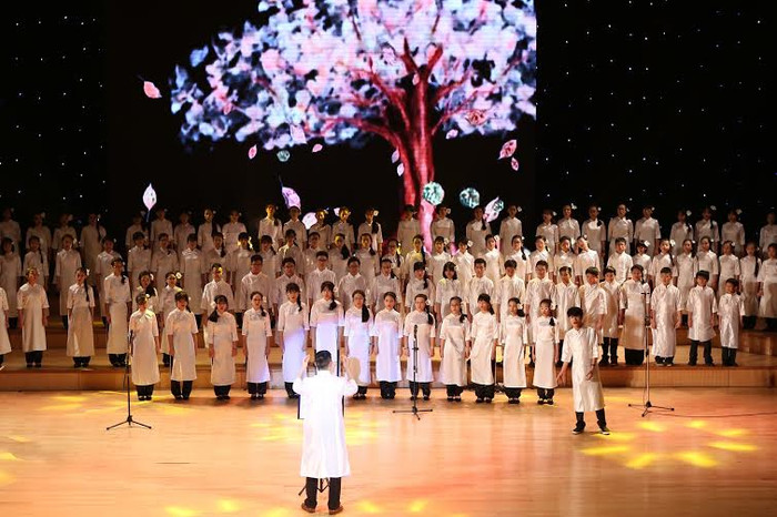 Nghệ thuật Hợp xướng đã được đưa vào giảng dạy đại trà cho học sinh, tạo nên một nét đặc trưng cho Chương trình Nghệ thuật tại Trường PTLC Vinschool. Nghệ thuật Hợp xướng đã được đưa vào giảng dạy đại trà cho học sinh, tạo nên một nét đặc trưng cho Chương trình Nghệ thuật tại Trường PTLC Vinschool.