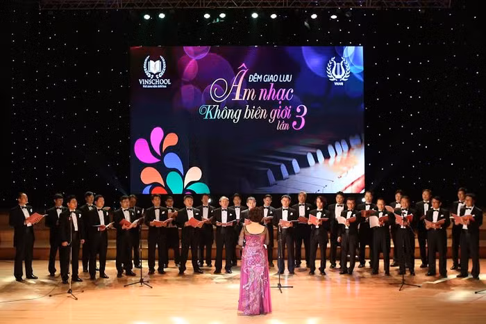 Dàn hợp xướng Hanoi Korean Male Choir (Hàn Quốc) đã trình diễn nhiều tác phẩm nổi tiếng trong đêm nhạc. Vượt qua mọi khoảng cách, không gian, tuổi tác, ngôn ngữ, m nhạc thực sự gắn kết mọi người trong đêm nhạc đầy cảm xúc m nhạc không biên giới. Dàn hợp xướng Hanoi Korean Male Choir (Hàn Quốc) đã trình diễn nhiều tác phẩm nổi tiếng trong đêm nhạc. Vượt qua mọi khoảng cách, không gian, tuổi tác, ngôn ngữ, m nhạc thực sự gắn kết mọi người trong đêm nhạc đầy cảm xúc m nhạc không biên giới.