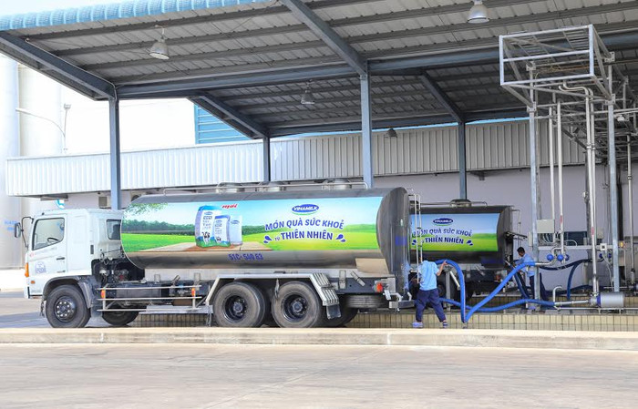 4 thành viên trong gia đình ấn tượng trước hệ thống xe bồn sữa tươi luôn giữ lạnh sữa từ 4-6 độ C.