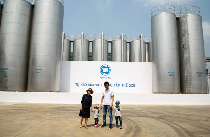 Mẹ Ốc, ba Rùa và 2 bé choáng ngợp trước tại hệ thống bồn lạnh chứa sữa khổng lồ.