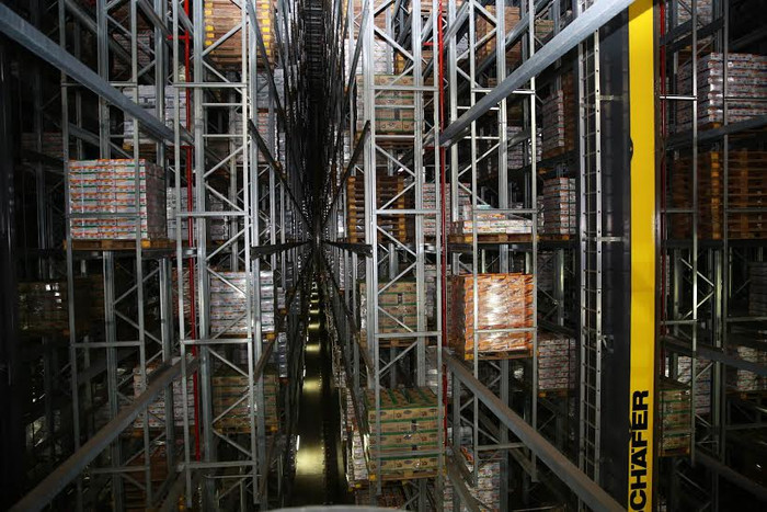 Kho thông minh với các robot tự động xếp hàng được các bé ví như trong phim Transformer.