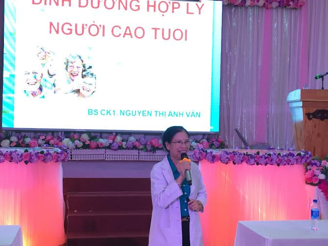 Bác sĩ Nguyễn Thị Ánh Vân trả lời câu hỏi của người tham dự. Bác sĩ Nguyễn Thị Ánh Vân trả lời câu hỏi của người tham dự.