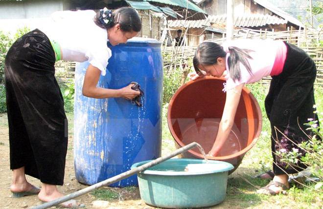Người dân Lai Châu lau rửa lu, vại chứa nước để diệt bọ gậy, phòng chống muỗi lây truyền dịch bệnh do virus Zika. (Ảnh: TTXVN/Vietnam+). Người dân Lai Châu lau rửa lu, vại chứa nước để diệt bọ gậy, phòng chống muỗi lây truyền dịch bệnh do virus Zika. (Ảnh: TTXVN/Vietnam+).