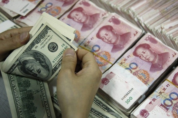 Đồng USD và đồng Nhân Dân tệ (ảnh minh họa) Đồng USD và đồng Nhân Dân tệ (ảnh minh họa)